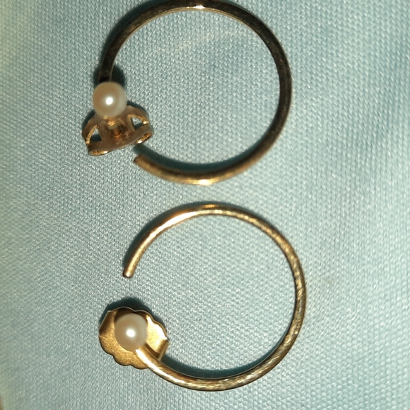 4 Pairs of Gold Tone Earrings - Picture 4 of 5